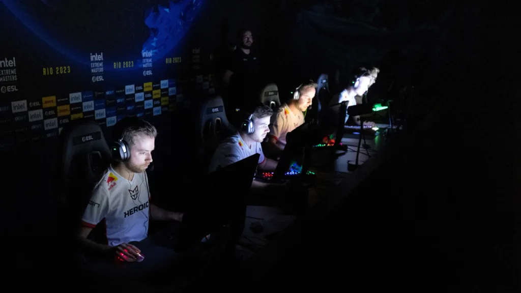 CSGO teams agree to play in complete darkness at IEM Rio 2023 after lighting fault